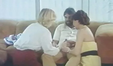 2 симпатичні дівчата користуються 24 video sex в будинку диявола