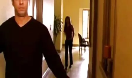 Супер симпатична блондинка живу seks onlain камеру показувати кількість