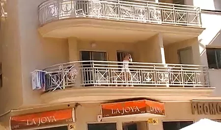 СЕКС Красиві молоді дівчата одягаються як ру порно Е1
